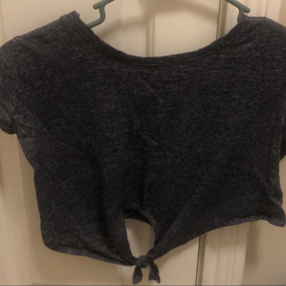 🌵Dark grey slightly cropped top !!
